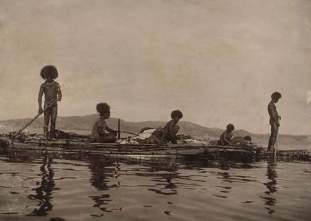 Kano met handelswaren voor de kust van Nieuw-Guinea. Bron: Wikipedia.